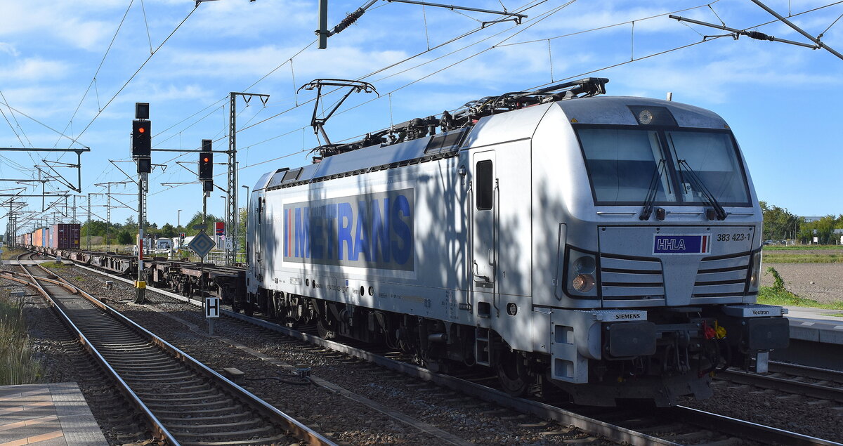 METRANS a.s., Praha [CZ] mit ihrer Vectron  383 423-1  [NVR-Nummer: 91 54 7383 423-1 CZ-MT] und einem Containerzug am 24.09.25 Höhe Bahnhof Rodleben. 