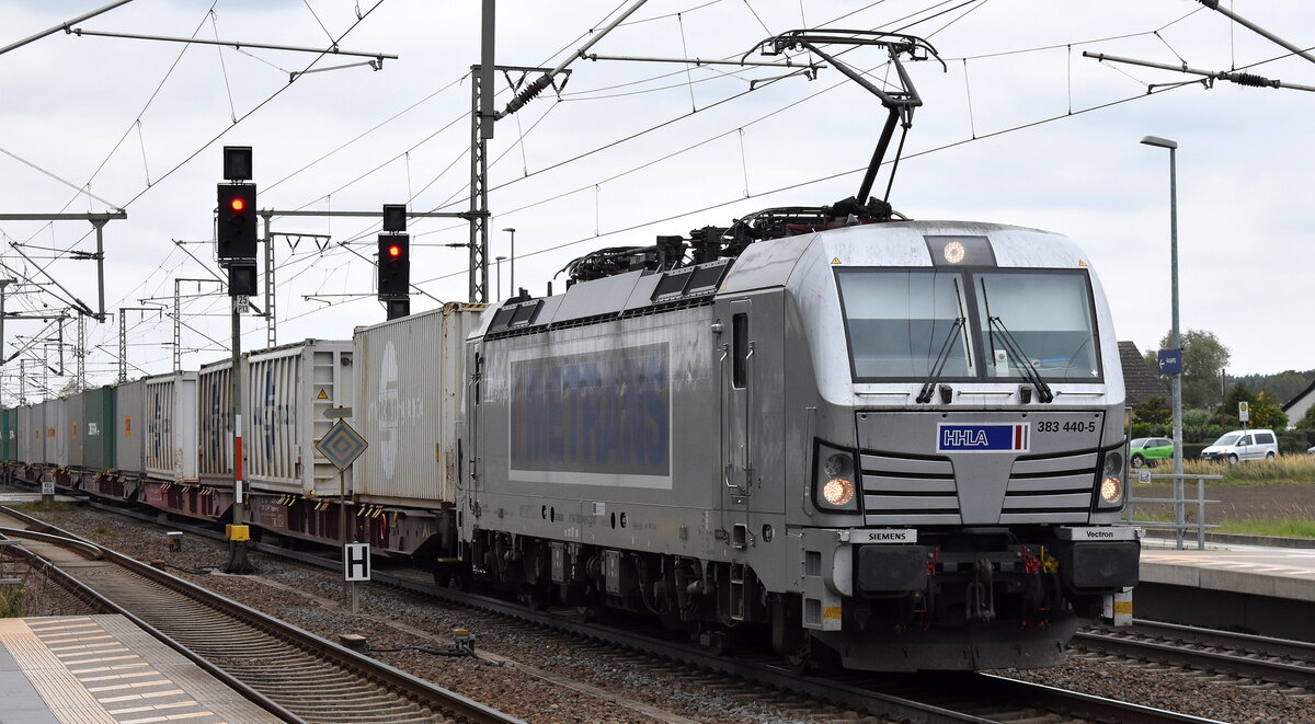 METRANS a.s., Praha [CZ]  mit ihrer Vectron  383 440-5  [NVR-Nummer: 91 54 7383 440-5 CZ-MTR] und einem Containerzug am 01.10.25 Höhe Bahnübergang Rodleben.