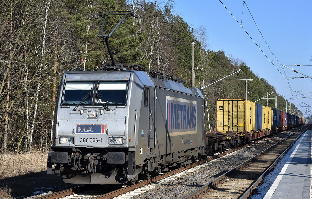METRANS Rail s.r.o., Praha [CZ] mit ihrer  386 006-1  [NVR-Nummer: 91 54 7386 006-1 CZ-MT] und einem Containerzug am 22.02.25 Höhe Bahnhof Jänschwalde Ost.