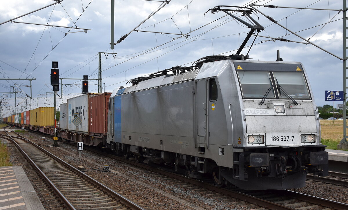 METRANS Rail s.r.o., Praha [CZ] mit der geleasten Railpool Lok  186 537-7  [NVR-Nummer: 91 80 6186 537-7 D-Rpool] und einem Containerzug am 23.06.25 Höhe Bahnhof Rodleben.