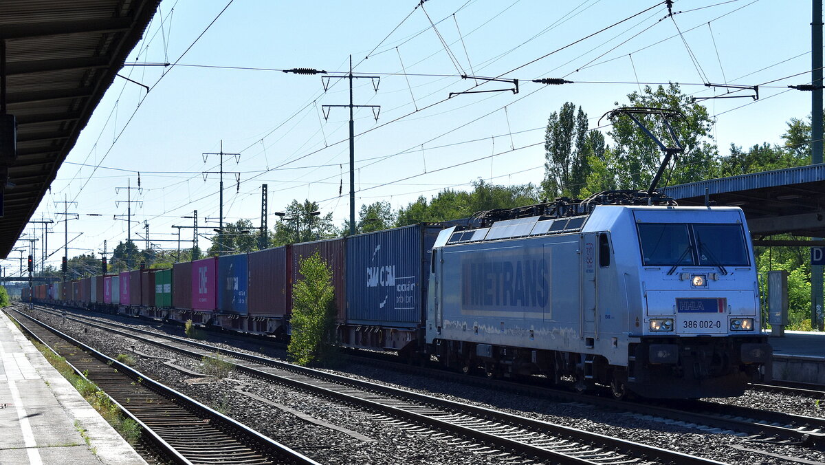 METRANS Rail s.r.o., Praha [CZ] mit ihrer  386 002-0  [NVR-Nummer: 91 54 7386 002-0 CZ-MT] und einem Containerzug Richtung Frankfurt/Oder am 19.08.25 Höhe Bahnhof Schönefeld. b. Berlin.