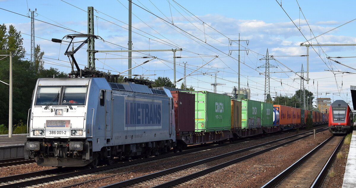METRANS Rail s.r.o., Praha [CZ] mit ihrer  386 001-2  [NVR-Nummer: 91 54 7386 001-2 CZ-MT] und einem Containerzug am 30.08.25 Höhe Bahnhof Schönefeld b. Berlin.
