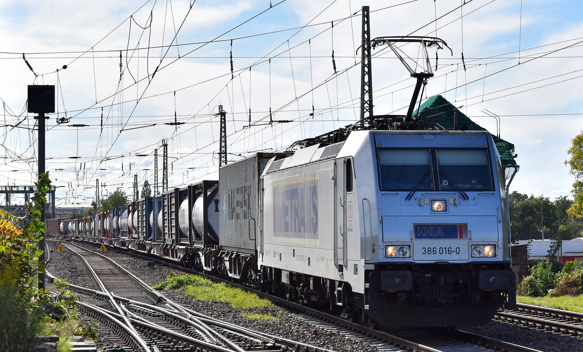 METRANS Rail s.r.o., Praha [CZ] mit ihrer  386 016-0  [NVR-Nummer: 91 54 7386 016-0 CZ-MT] und einem Containerzug am 24.09.25 Höhe Bahnhof Magdeburg-Neustadt.