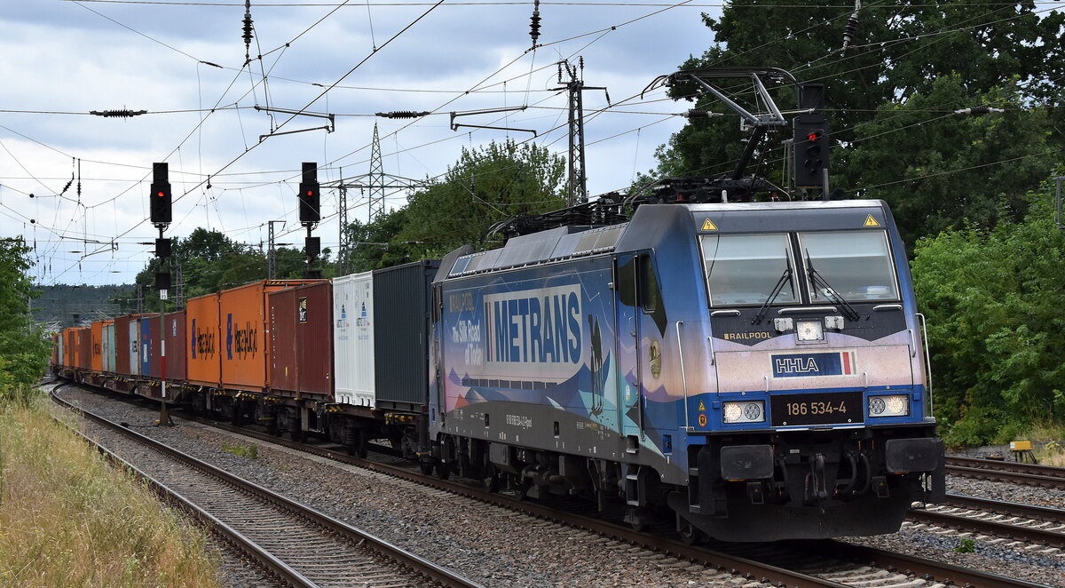 METRANS Rail s.r.o., Praha-Uhříněves [CZ] mit der geleasten Railpool Lok  186 534-4  [NVR-Nummer: 91 80 6186 534-4 D-Rpool] und einem Containerzug am 09.07.25 Höhe Bahnhof Saarmund.