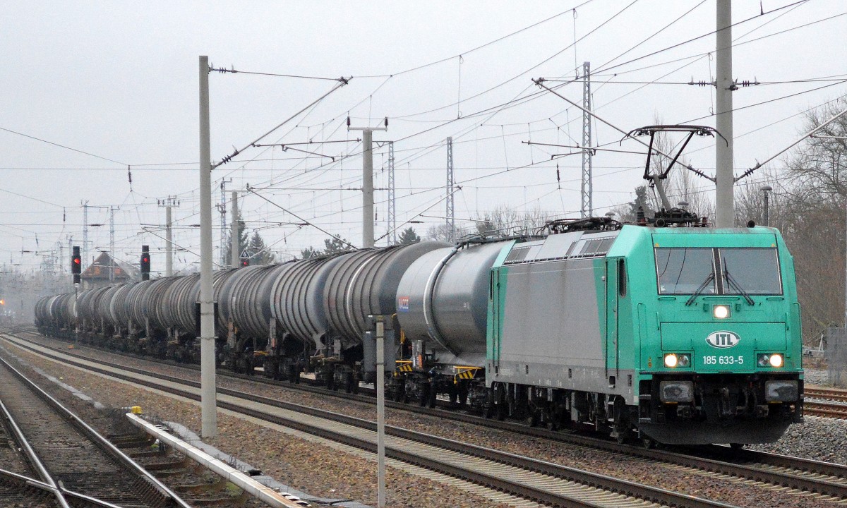 Mietlok 185 633-5 (91 80 6185 633-5 D-RBS AF, Bombardier Bj.2009) von ITL mit Kesselwagenzug in Berlin-Blankenburg Richtung Innenstadt, interessanterweise nicht aus Richtung Schwedt kommend, 26.01.15