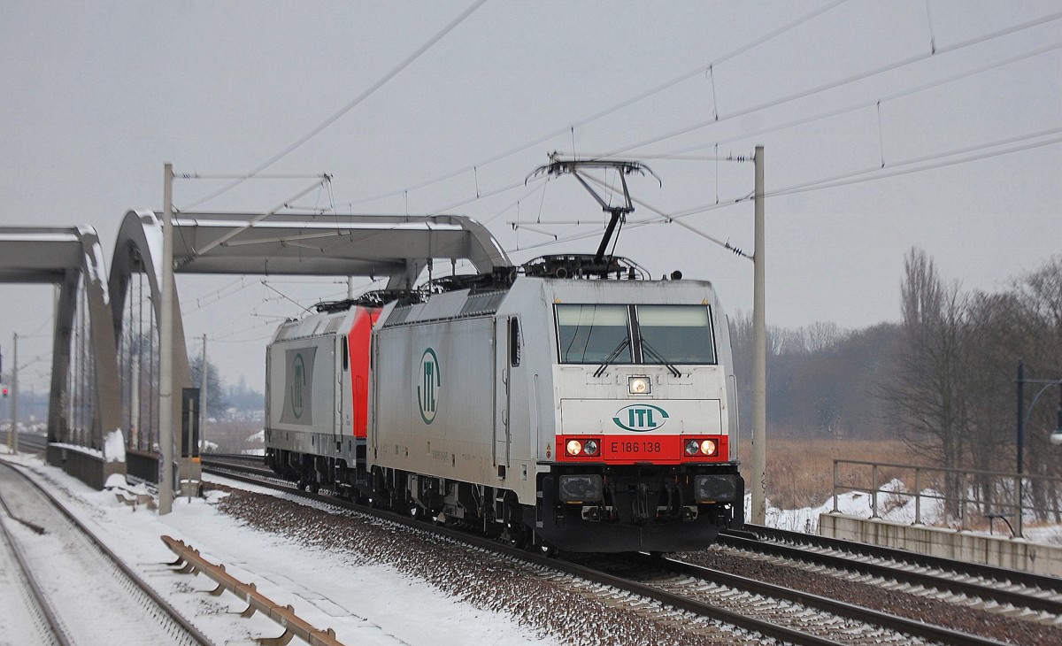 Mietlok E 186 138 von ITL mit einer 185ér der ITL am Haken Richtung Innenstadt am 31.01.14 Berlin-Pankow.