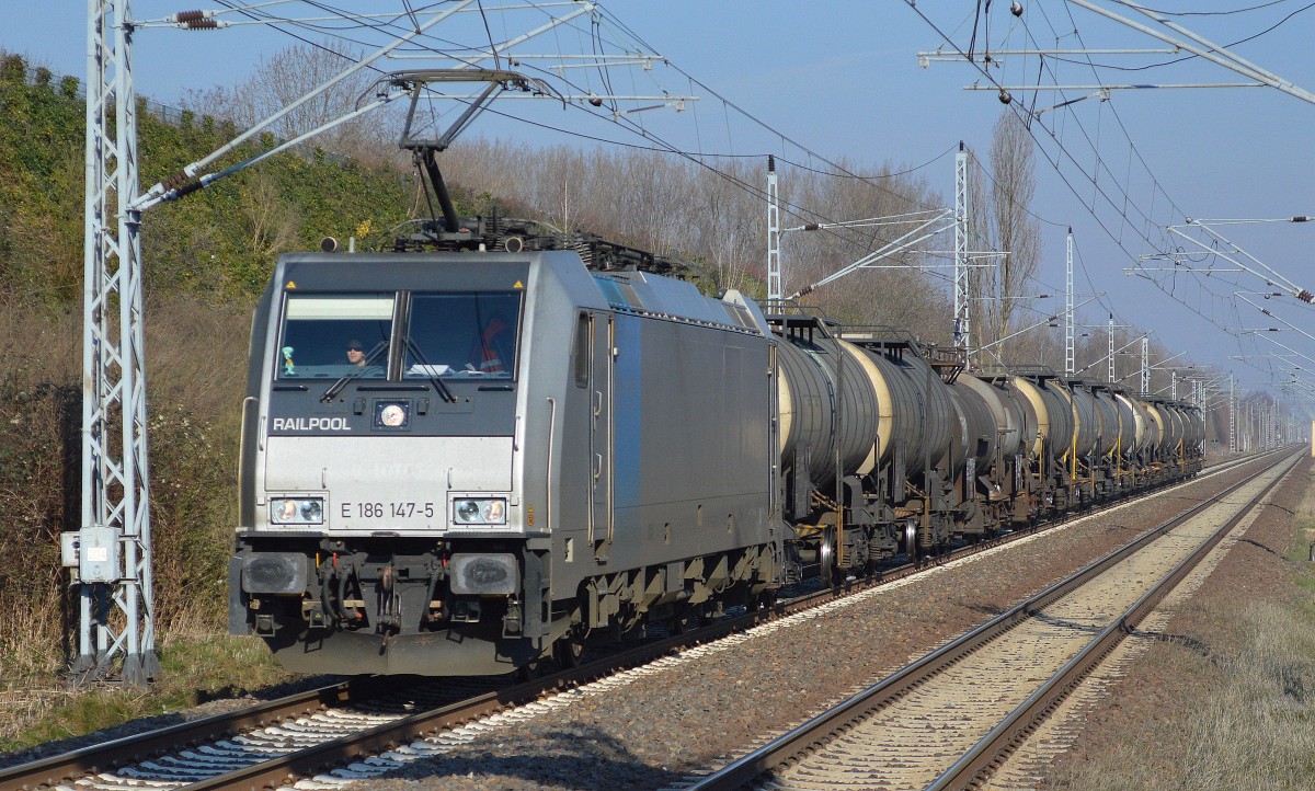 Mietlok E 186 147-5 für HSL tätig mit Kesselwagenzug (geschmolzener Schwefel) am 19.03.15 Berlin-Hohenschönhausen. Mietlok E 186 147-5 für HSL tätig mit Kesselwagenzug (geschmolzener Schwefel) am 19.03.15 Berlin-Hohenschönhausen.