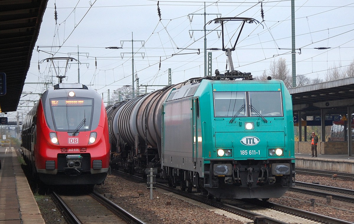 Mietlok von ITL 185 611-1 f�hrt mit Kesselwagenzug im Bhf. Flughafen Berlin-Sch�nefeld ein bis zum Haltesignal w�hrend abfahrbereit RB7 nach Dessau mit 442 836 gerade losf�hrt, 21.11.13 