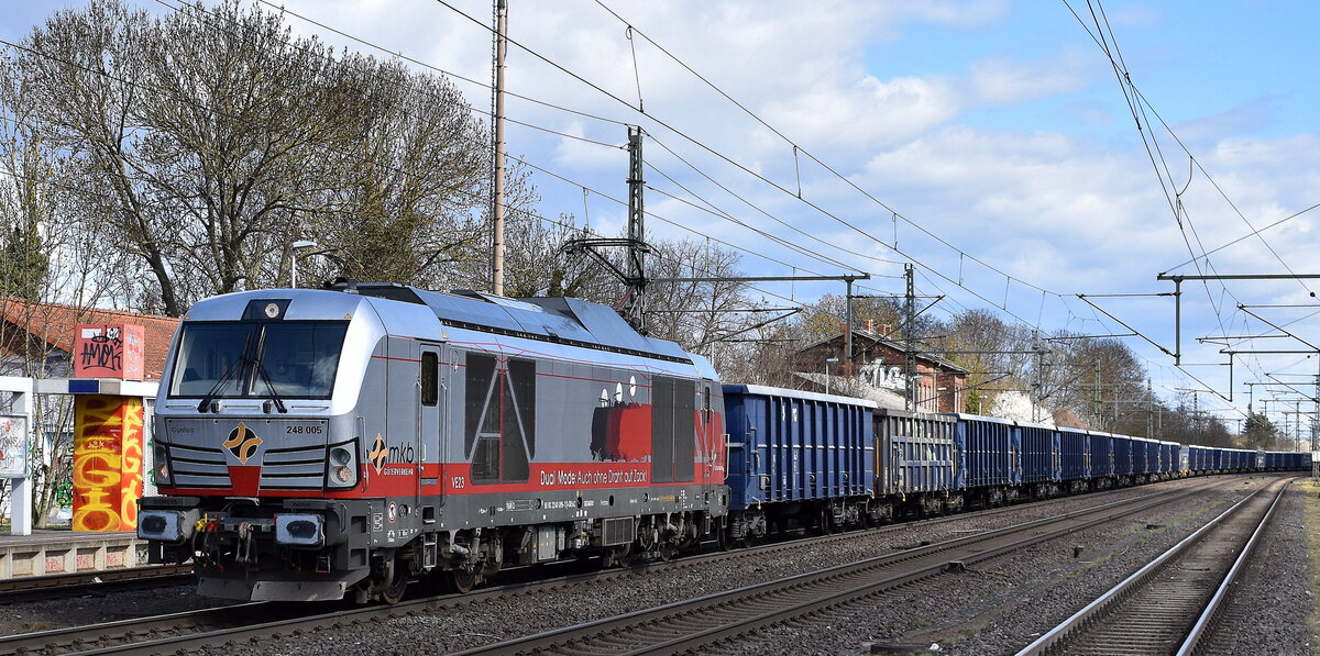 Mindener Kreisbahnen GmbH, Minden [D] mit ihrer Vectron Dual Lok  248 005 / VE 23 , Name:  Guntea  (NVR:  90 80 2248 005-1 D-SIEAG ) und einem Ganzzug VTG Drehgestell-Hochbordwagen am 01.04.25 Höhe Bahnhof Niederndodeleben. Viele Grüße an den Tf. !!!!