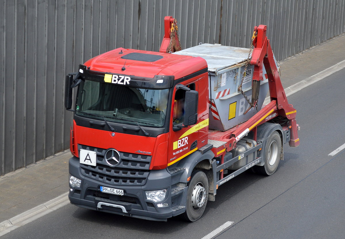 Moderner MB AROCS 1840 Absetzkipper der Fa. BZR am 31.05.16 auf der Berliner Stadtautobahn Höhe Knobelsdorffstr.