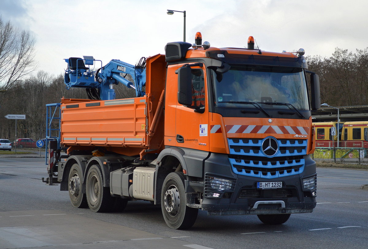 Moderner MB AROCS 2536 Baukipper (Selbstlader) der Fa. HTF am 01.03.17 Berlin-Marzahn.