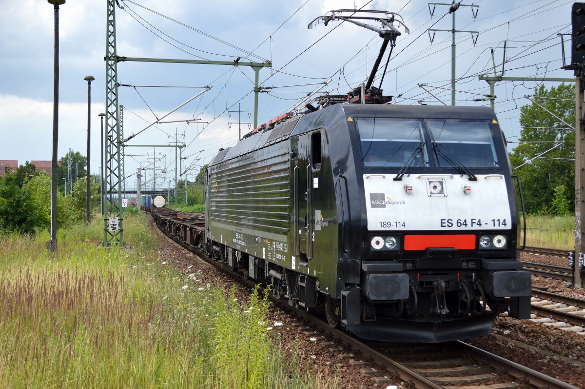 MRCE Dispolok 189 114-2 (ES 64 FS-114, Siemens Bj.2009) für ERSR tätig mit gemischten Container- und KLV-Zug fährt kurz zum Personalwechsel im Bhf. Flughafen Berlin-Schönefeld ein, 09.07.14