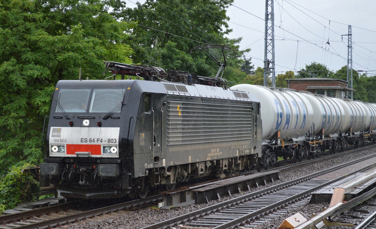 MRCE Dispolok 189 803-0 (ES 64 F4-803) für CTL mit ganzzug weißer GATX Kesselwagen für Benzunbefüllung leer Richtung Schwedt am 13.6.14 Berlin-Karow.