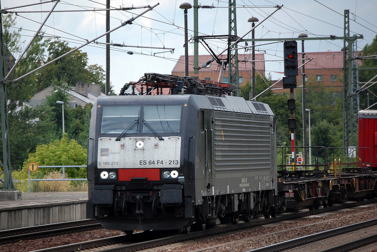 MRCE Dispolok von ERSR angemietet ES 64 F4-213 mit Container- und Taschenwagenzug bei der Durchfahrt im Bhf. Flughafen Berlin-Sch�nefeld, 27.08.13