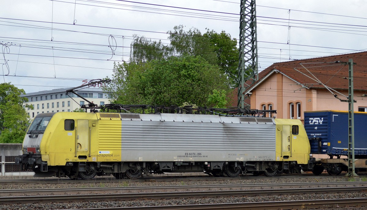 MRCE Dispolok ES 64 F4-095 (189 995-4, Siemens Bj.2003) für TXL tätig mit Taschenwagenzug bei der Durchfahrt Fulda Hbf. am 10.05.14