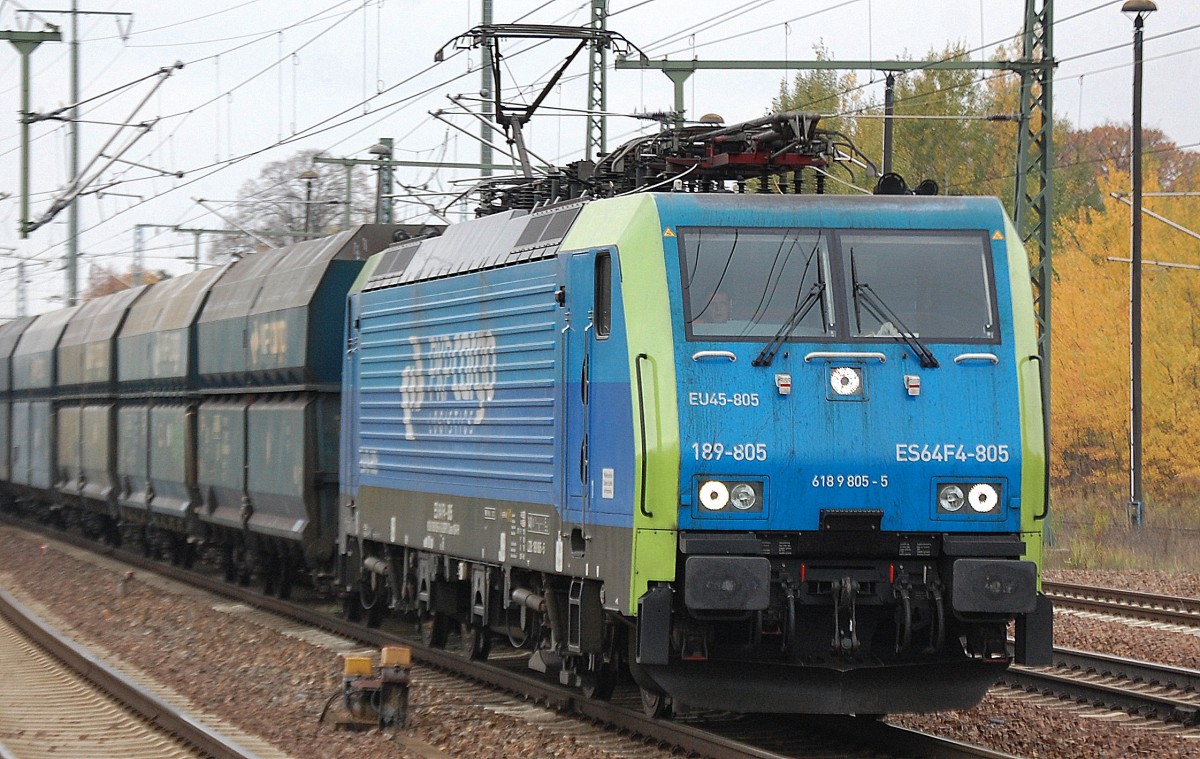 MRCE Dispolok ES 64 F4-805 /EU45-805 der PKP Cargo mit Ganzzug polnischer Sch�ttgutwagen bei der Durchfahrt im Bhf. Flughafen Berlin-Sch�nefeld, 16.10.13