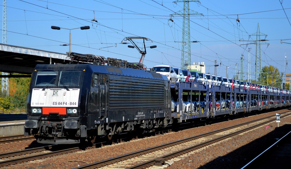 MRCE Dispolok ES 64 F4-844/ E 189 844 für PKP Cargo mit KFZ-Transportzug fabrikneuer Fiat 500 am 10.10.15 Durchfahrt Bhf. Flughafen Berlin-Schönefeld.
