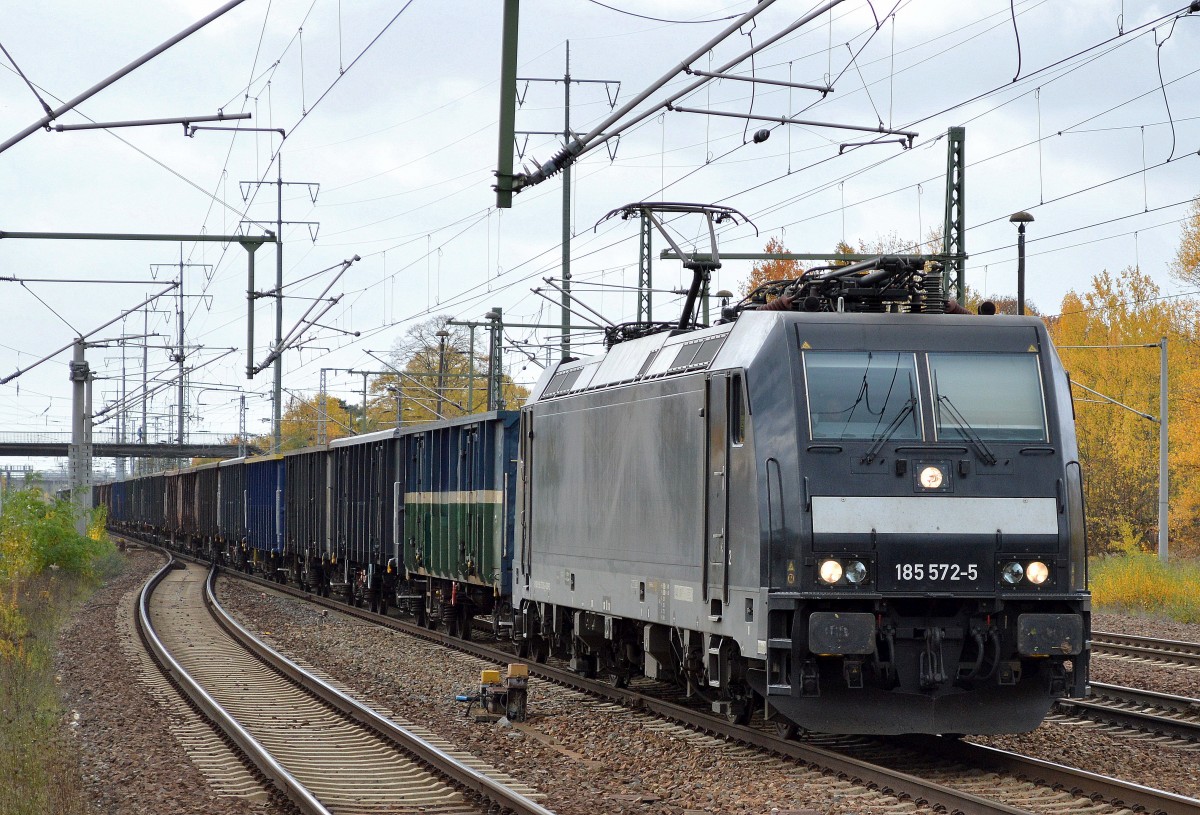 MRCE Lok 185 572-5 (91 80 6185 572-5 D-DISPO, Bombardier Bj.2006) für CTL mit einer Reihe unterschiedlicher offener slowakischer Güterwagen am 23.10.15 Durchfahrt Bhf. Flughafen Berlin-Schönefeld.