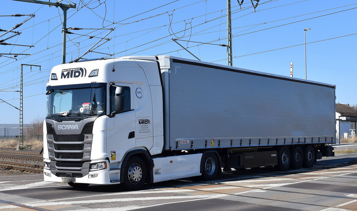 MTD Butkiewicz - International Road Transport aus Polen mit einem Sattelzug mit SCANIA 460 S Zugmaschine am 20.03.25 Höhe Bahnübergang Bahnhof Rodleben.