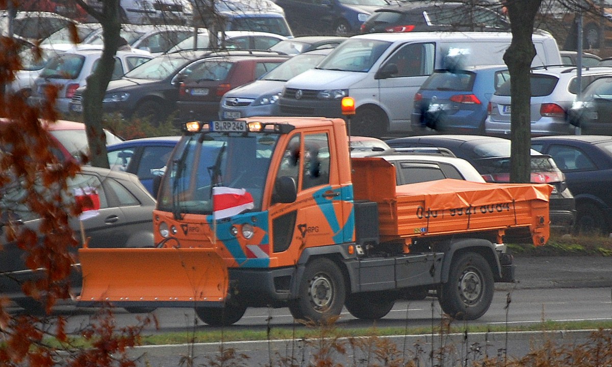 multicar mit Kehrschild der Fa.RPG am 13.12.13 Berlin-Marzahn. 