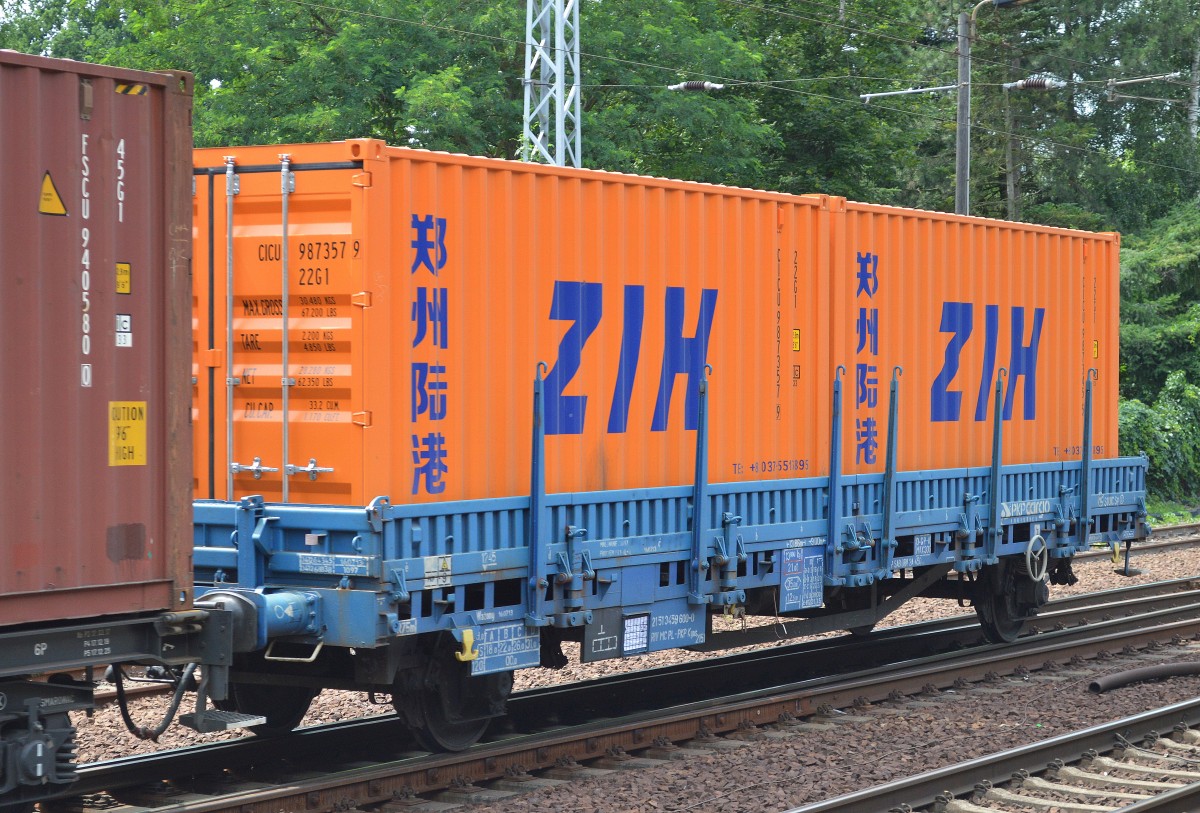 n der Vergangenheit transportierte die PKP Cargo noch ganze Containerzüge mit diesen Flachwagen mit Rungen, jetzt wo sich nach EG-Förderung eine größere Anzahl von modernen Gelenk-Containertragwagen im Fuhrpark der PKP-Cargo befinden nur noch in Ausnahmefällen zu beobachten, hier der Wagen 21 RIV MC 51 PL-PKP 3459 600-0 Kgns am 17.07.15 Berlin-Hirschgarten.
