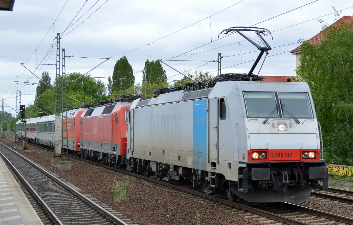 Nach der langen Streikwoche heißt es bei der DB erst mal neu ordnen, hier kommt die angemietete E 186 137 mit 120 135-9 + 101 125-3 und zwei polnischen und einem DB Nachtwagen Richtung Berlin-Grunewald auf dem Innenring Höhe Berlin-Jungfernheide, 10.05.15