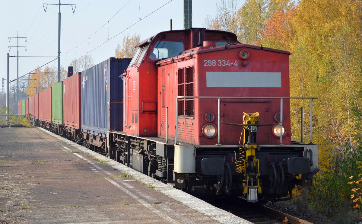 Nachdem ein Containerschadwagen abgestellt wurde rangiert 298 334-4 die restlichen Wagen wieder zurück zum Ganzzug auf dem Durchfahrtgleis Bhf. Flughafen Berlin-Schönefeld.