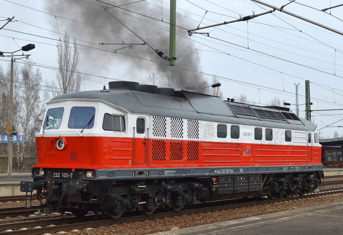 Nachdem das Freisignal erschien stieg kurz beim Anfahren mal ordentlich Dampf auf, 232 105-7 am 29.02.16 Bhf. Flughafen Berlin-Schönefeld. 