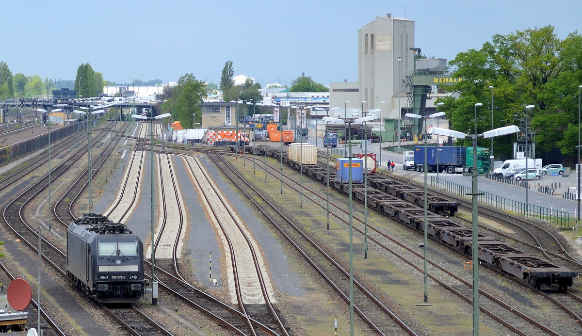 Nachdem in den vergangenen Wochen meist die EGP die Containerzüge von und zum Berliner Westhafen gebracht haben, stand nun heute in dieser eigenartig ruhigen Stimmung auf den Gleisanlagen des Berliner Westhafens MRCE Mietlok 185 572-5 für OHE tätig abgestellt um einen Containerzug zu übernehmen, 05.05.14 Berlin-Putlitzbrücke.