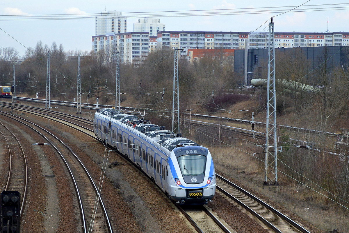 Nachschuss des nagelneuen elektrischen Triebzuges 6114 A1, eine neuere vierteilige Version des X60 (Alstom Coradia Nordic) für die Stockholmer S-Bahn (Pendeltog) auf Überführungsfahrt zum Fährhafen Sassnitz am 06.03.17 Berlin-Gehrenseestr, Brücke.