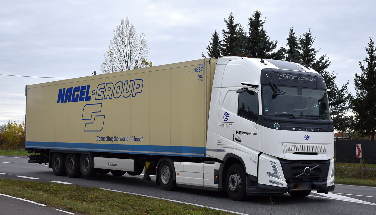 Nagel-Group Logistics SE mit einem Sattelzug mit einer VOLVO FH 500 I-SAVE Zugmaschine der PM Transport-GmbH am 04.11.25 Bahnübergang Bahnhof Rodleben.