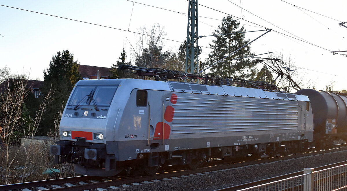  NeS - Netzwerkbahn Sachsen GmbH, Dresden [D] mit der geleasten Akiem Lok  189 843  [NVR-Nummer: 91 80 6189 843-6 D-AKIEM] und einem Kesselwagenzug (leer) Richtung Stendell am 15.12.25 Höhe Bahnhof Röntgental.