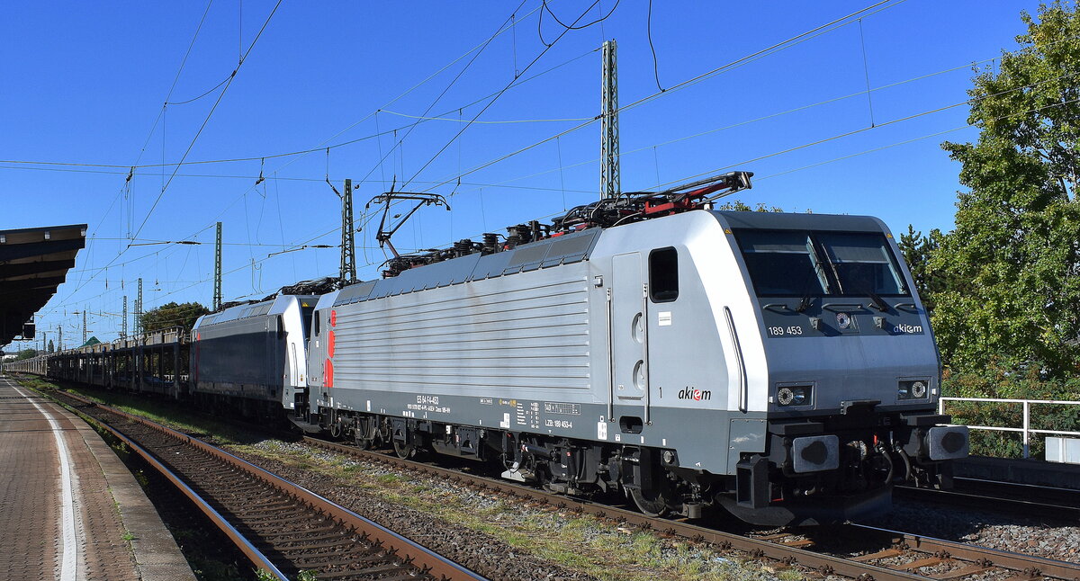 Netzwerkbahn Sachsen GmbH mit der geleasten Akiem Lok  189 453  [NVR-Nummer: 91 51 5170 029-0 PL-AKIEM] u. der  185 579-0  [NVR-Nummer: 91 80 6185 579-0 D-AKIEM] und PKW-Transportzug (leer) am 23.09.25 Höhe Bahnhof Magdeburg-Neustadt.