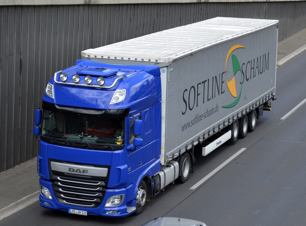 Neue DAF XF EURO 6 Zugmaschine mit Auflieger der Fa. SOFTLINE SCHAUM am 07.05.15 Berliner Stadtautobahn Höhe Kaiserdamm.