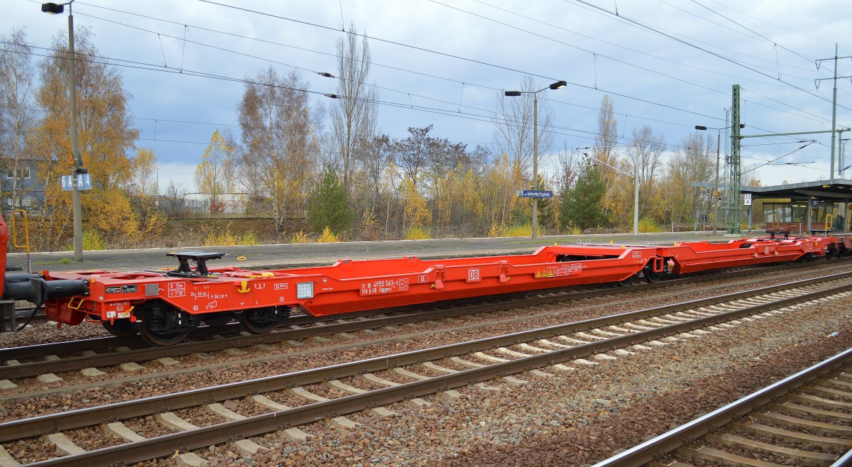 Neue Generation von Gelenk-Taschenwagen von DB/Schenker ohne Beladung mit der Nr. 31 TEN 80 D-DB 4955 563-0 Sdggmrs 738.1 am 09.11.15 Bhf. Flughafen Berlin-Schönefeld.