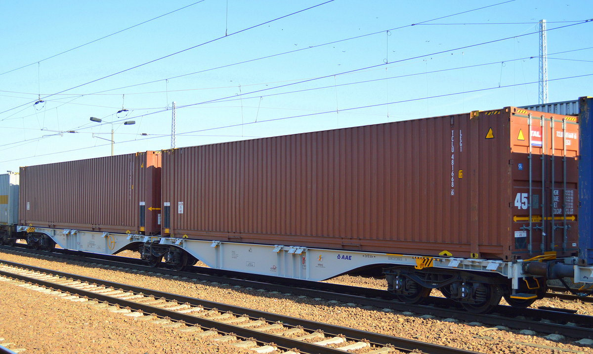 Neuer Gelenk-Containertragwagen vom Einsteller AAE Cargo mit deutscher Registrierung mit der Nr. 37 RIV 70 D-AAEC 4953 043-9 Sggmrs 90`.97 am 15.09.16 Bf. Flughafen Berlin-Schönefeld.