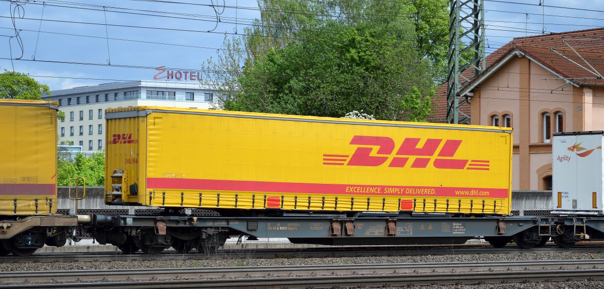 Nicht nur reichlich Container werden von der deutschen DHL per Bahn transportiert auch LKW-Auflieger sind häufig zu sichten, 03.05.14 Bhf.Fulda. 