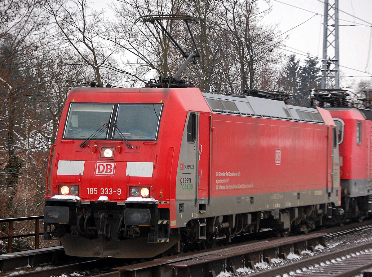 Noch mal aus der Nähe, eine von den ex scandinavischen DB 185´ern, die DB/Green Cargo 185 333-9 mit Lokzug am 22.01.14 Berlin-Karow.  