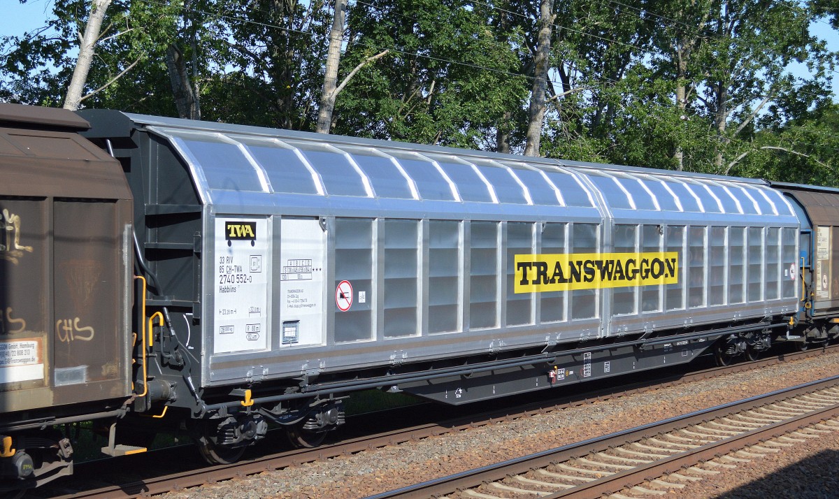 Noch recht frischer Großraum-Schiebewandwagen vom Einsteller Transwaggon eingestellt in der Schweiz mit der Nr. 33 RIV 85 CH-TWA 2740 552-0 Habbiins 17 am 05.08.15 Mühlenbeck/Mönchmühle bei Berlin.