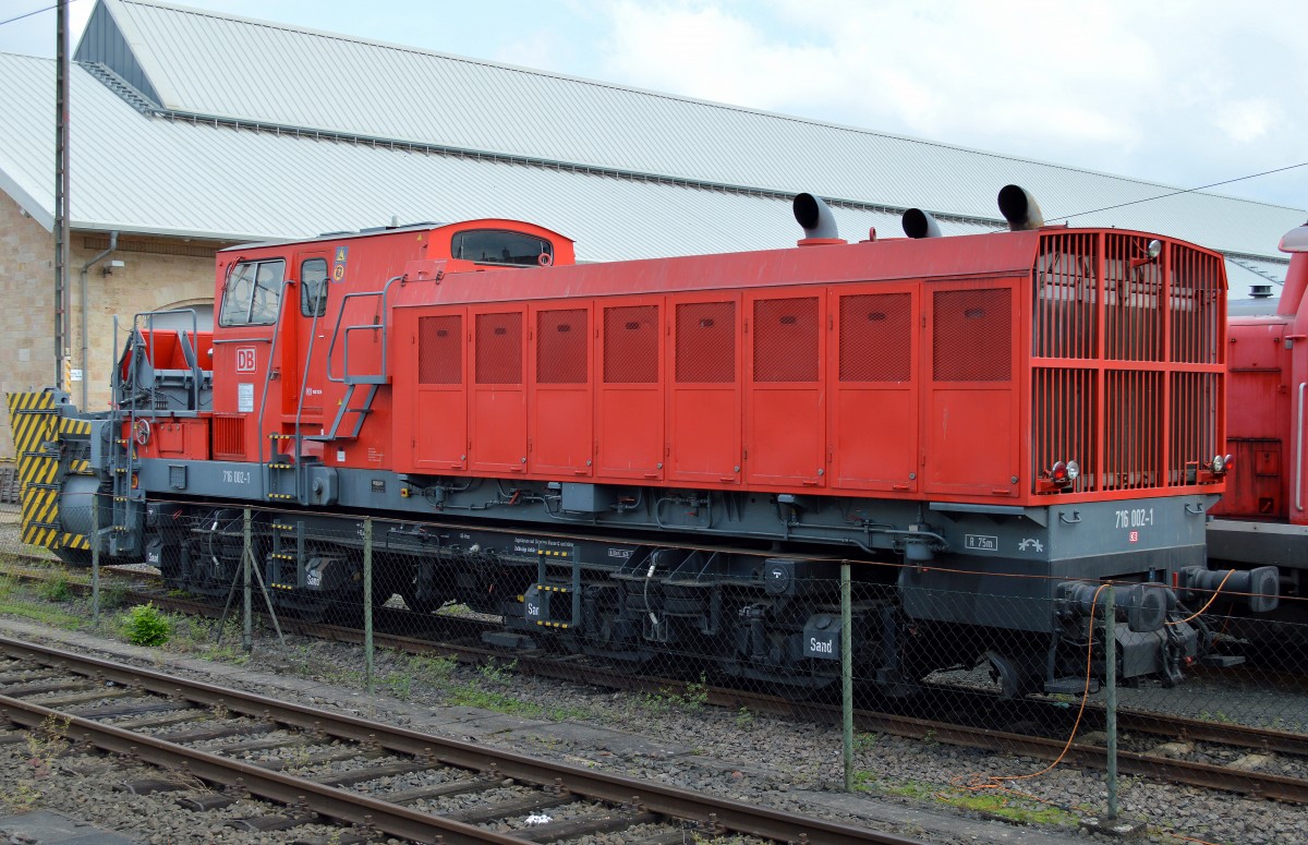 Nochmal die Rückansicht der DB Schneeschleuder 716 002-1, die immerhin eine Höchstgeschwindigkeit von 120 km/h auf die Schienen bringt am 03.05.14 DB Werk Fulda.