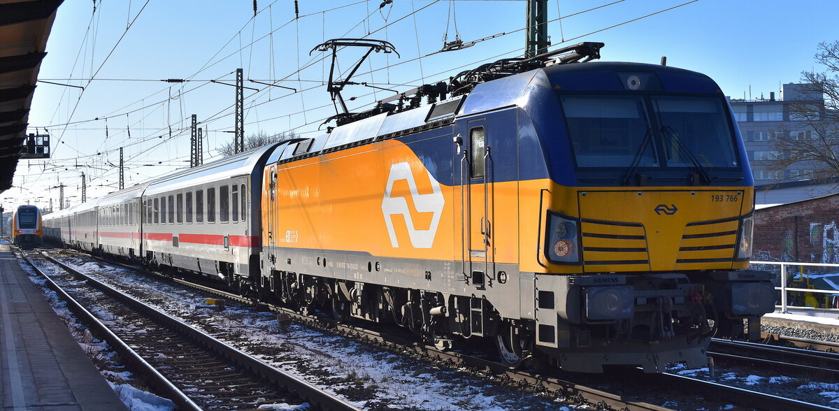 NS - Nederlandse Spoorwegen N.V., Utrecht [NL] mit der geleasten ELL Vectron  193 766  [NVR-Nummer: 91 80 6193 766-3 D-ELOC] und DB IC-Wagengarnitur auf Dienstfahrt am 19.02.25 Höhe Bahnhof Magdeburg-Neustadt. 