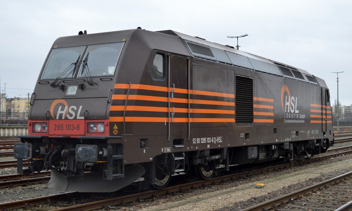 Nun also auch endlich mal in Berlin, die schöne HSL Diesellok 285 103-8 (92 80 1285 103-8 D-HSL) pausiert im Berliner Westhafen nch dem sie morgens einen Kesselwagenzug dorthin brachte und wartet auf die Rücktour, 09.01.15 
