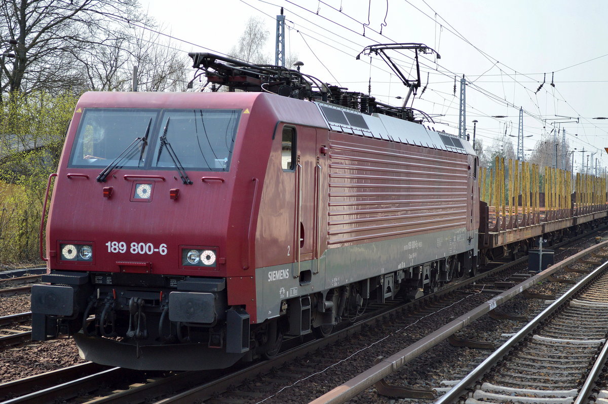 Ob PRESS ihr irgendwann eine neue Farbe gönnt? Die 189 800-6 mit einem Leerzug Stammholz-Transportwagen am 05.04.16 Berlin-Hirschgarten.