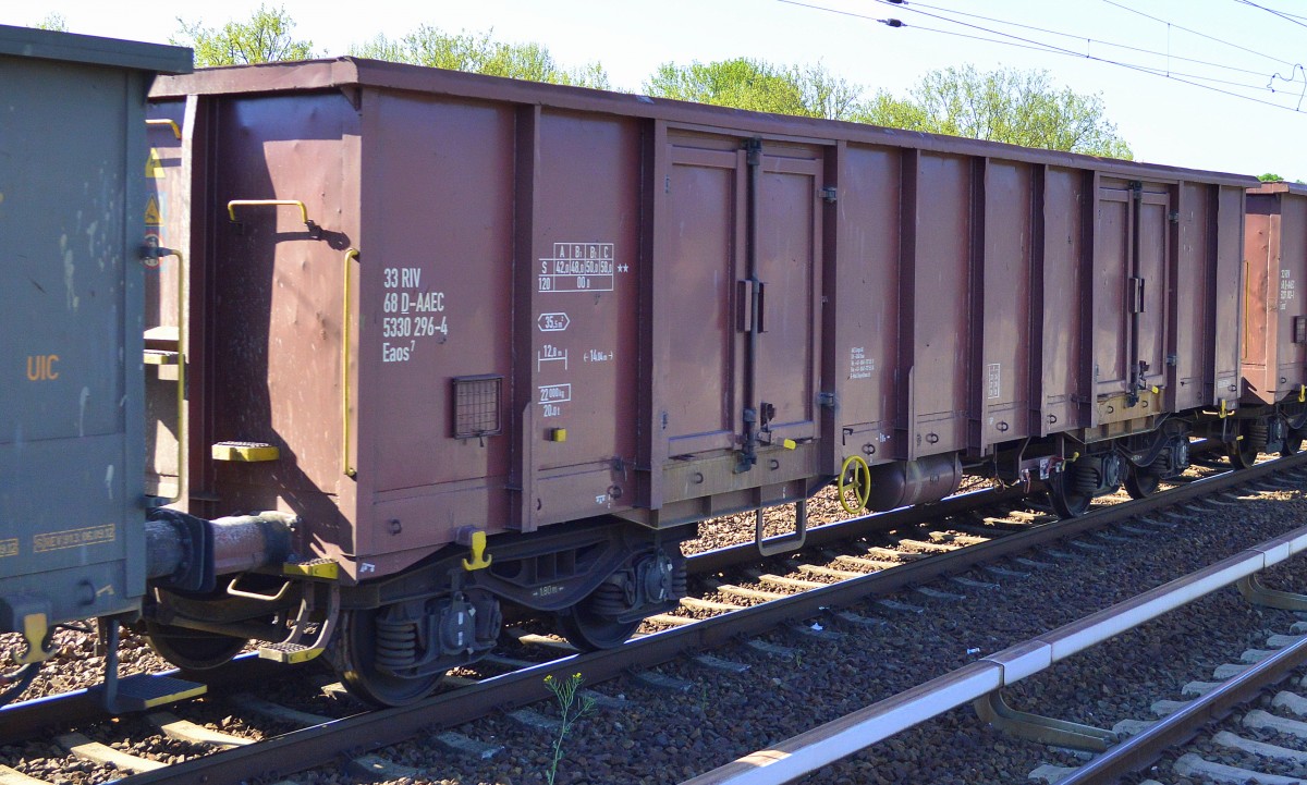Offener Drehgestell-Güterwagen vom Einsteller AAE Cargo AG mit der Nr. 33 RIV 68 D-AAEC 5330 296-4 Eaos7 am 13.05.15 Berlin-Karow.