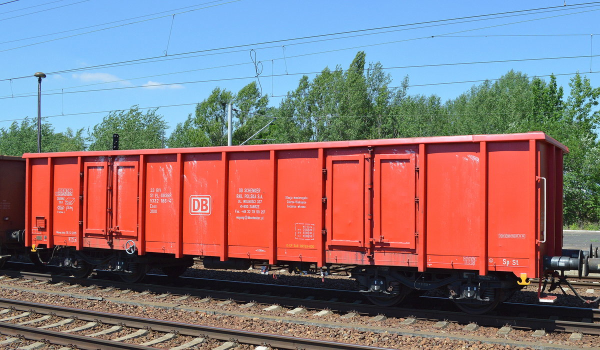 Offener Drehgestell-Güterwagen mit polnischer Zulassung der DB Tochter DB SCHENKER RAIL POLSKA S.A. mit der Nr. 33 RIV 51 PL-DBSRP 5332 186-4 Eaos 3100 am 23.06.16 Bf. Flughafen Berlin-Schönefeld.