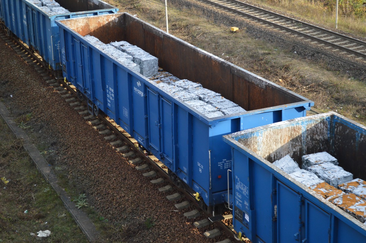 Offener Drehgestell-Güterwagen vom Typ Eaos der PKP beladen mit Schrottquadern aus Schrottpresse wie sie gerne in der Stahlindustrie dann wieder verwandt wird, in einem gemischten Güterzug am 04.11.14 Berlin-Putlitzbrücke. 