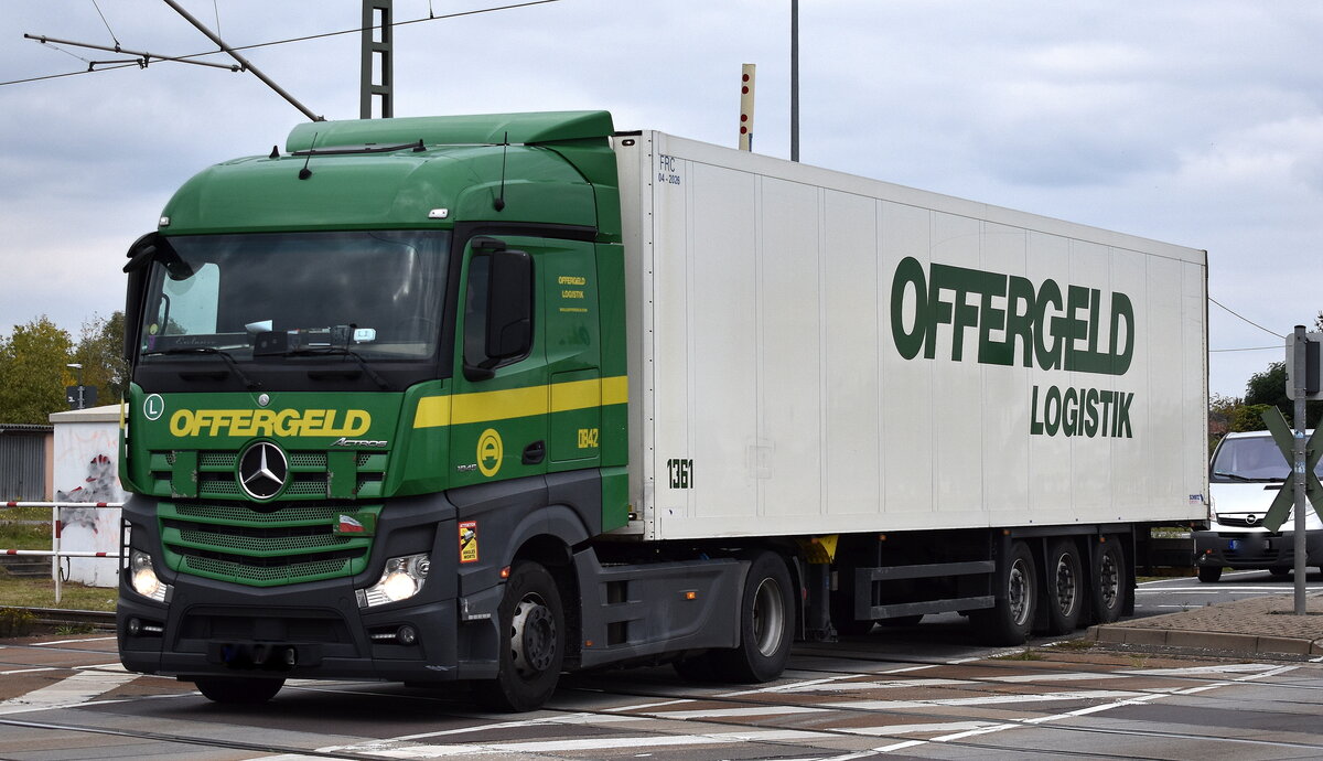 Offergeld Logistik Hannover GmbH mit einem Sattelzug mit MB ACTROS 1845 Zugmaschine am 01.10.25 Höhe Bahnübergang Rodleben.