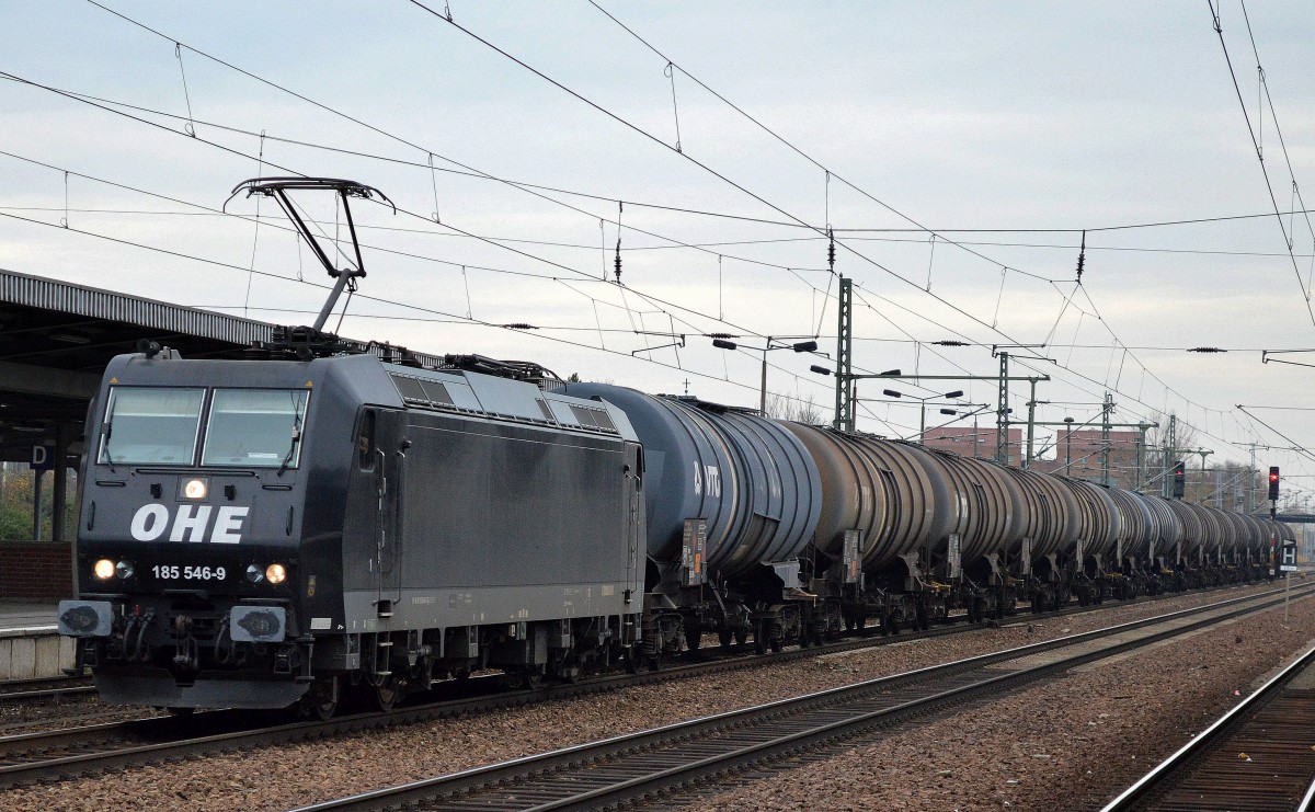 OHE 185 546-9 mit einem Kesselwagenzug (Ethanol) am 13.11.15 Bhf.Flughafen Berlin-Schönefeld.