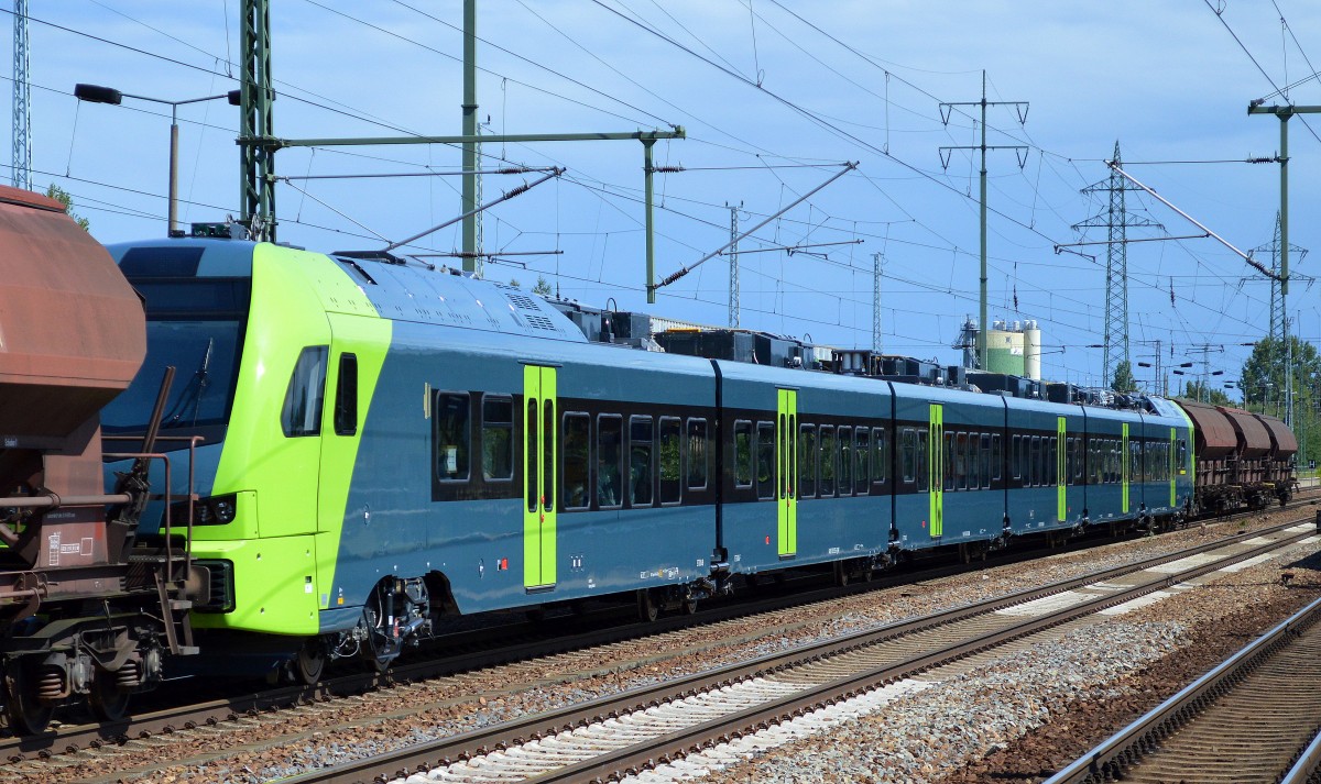 Optisch sehr schön anzuschauen, diese neuen sechsteiligen STADLER FLIRT (94 80 1430 039-6 D-NBE) für die Nordbahn BeNEX GmbH in Schleswig-Holstein bei der Überführungsfahrt durch die EIB Lok 22/Lisa 2 am 12.08.14 Bhf. Flughafen Berlin-Schönefeld.
