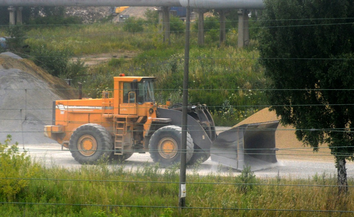 Ordentlich großer Radlader, ein VOLVO L330C am 01.07.14 Industrieübergabegebiet Berlin-Nordost in Berlin Marzahn aus dem S-Bahnfenster.